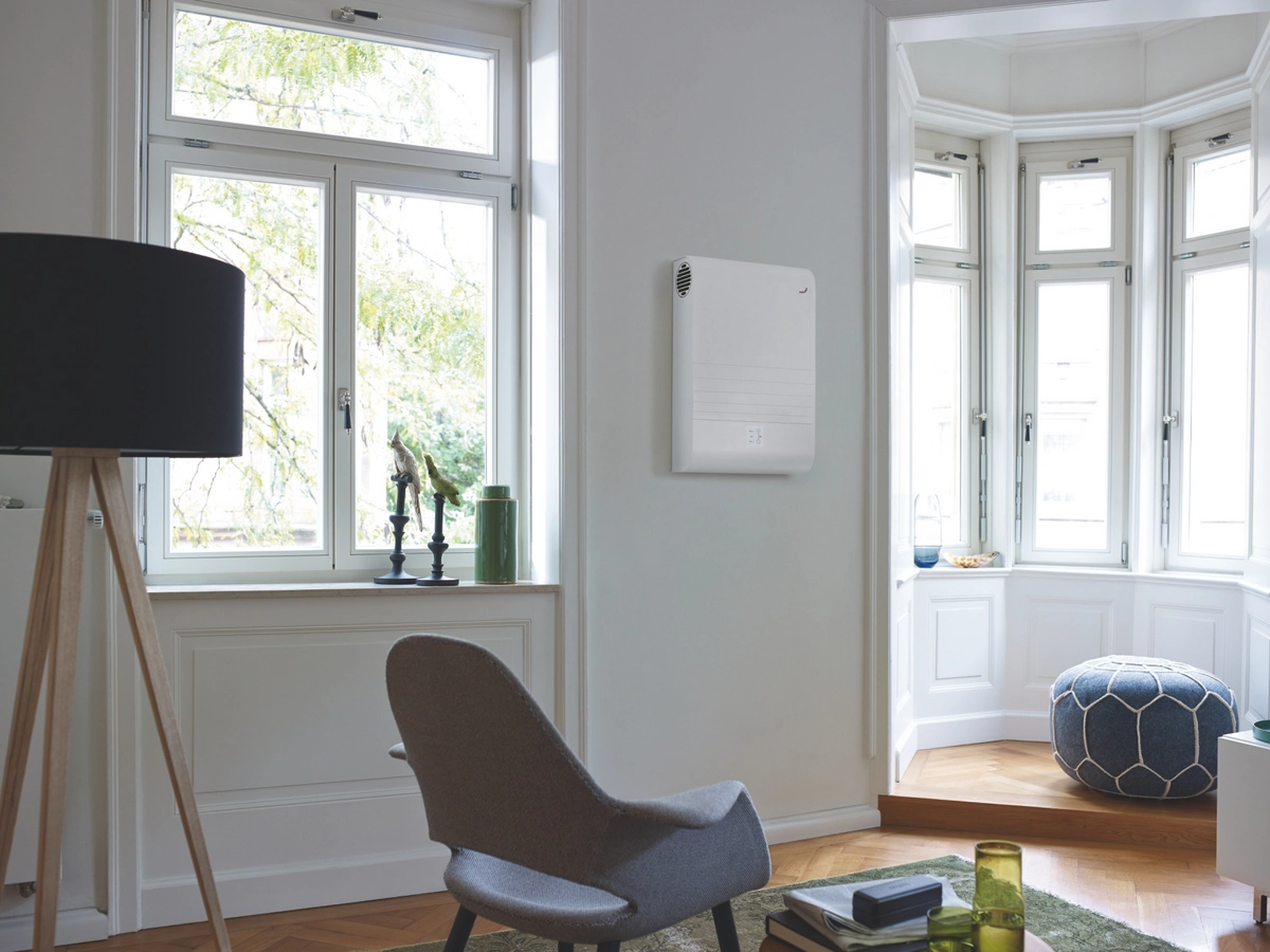 Zehnder Komfort-Lüftungsgerät ComfoAir 70 mit eingebauter Feuchte-Sensorplatine und Außenwandhaube
